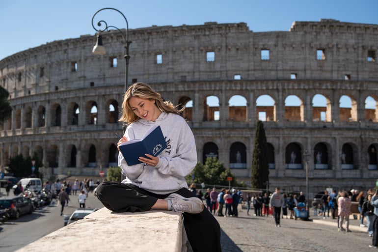 Colosseo writing student