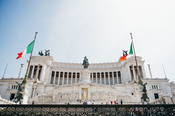 Students can use the metro to visit famous sites like the Piazza Venezia
