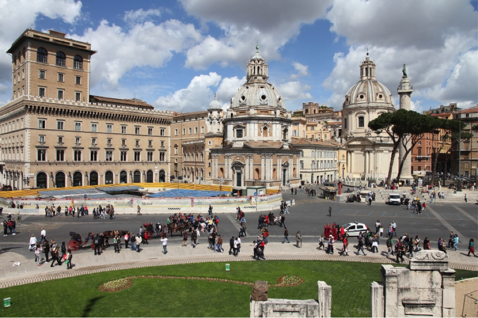 Piazza Venezia in Rome, JCU students on boat tour in Sapri, A Guide to JCU Trips and Activities this September, jcu weekend trips, traveling as a student in Europe, study abroad in Rome, study in Italy