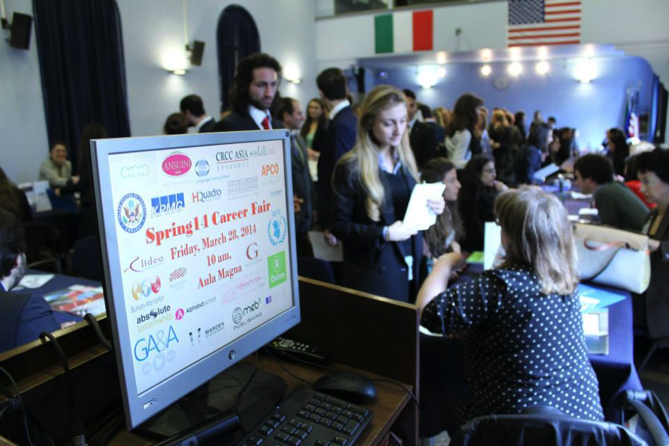 John Cabot University students visit the Roman Forum, What Can You Do With a Degree in Italian Studies?, Italian studies JCU, study abroad in Rome, International schools in Italy, JCU career fair