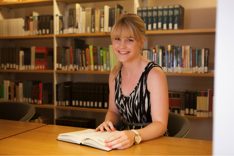 A JCU student does research at the campus library, 5 Segreti per scrivere al meglio la tua tesina di ricerca, writing a research paper, study abroad in Rome, 