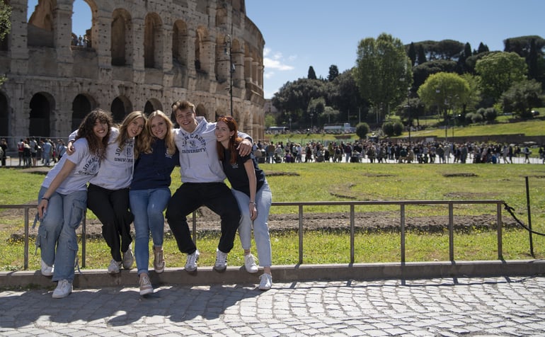 colosseo with students