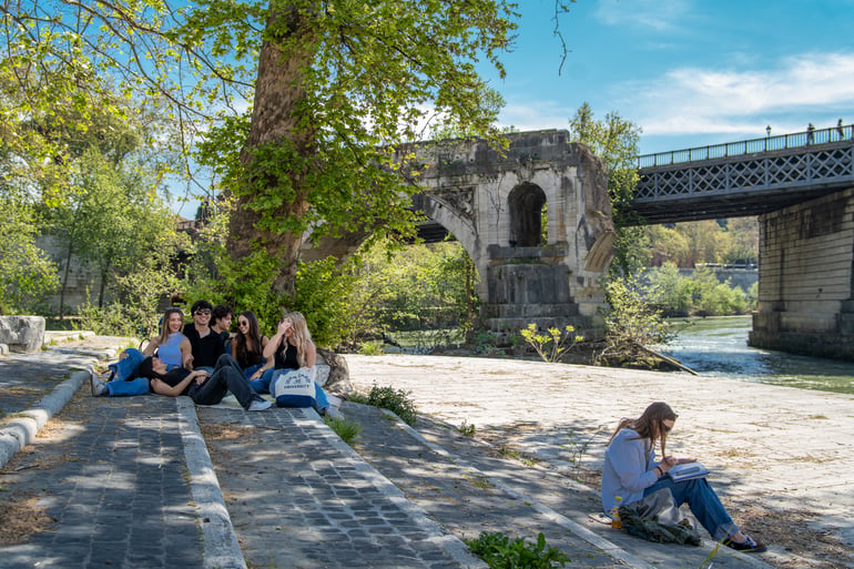 students isola tiberina shade