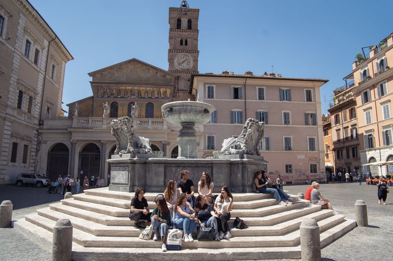 students piazza maria trasevere