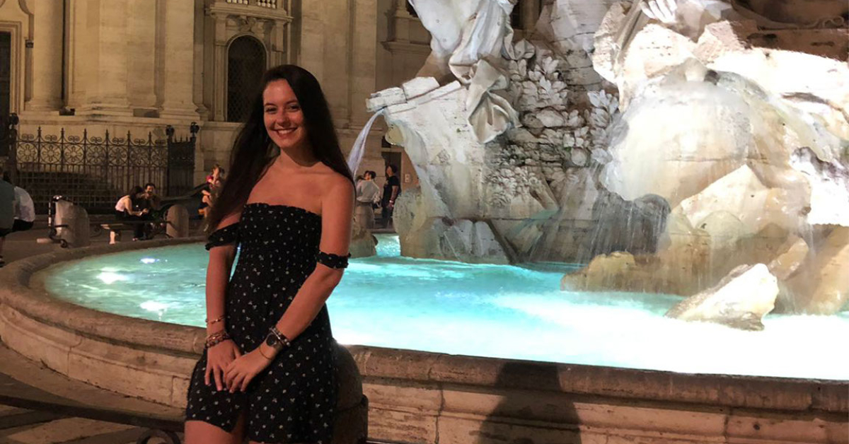 Girl posing in front of Fontana dei Fiumi