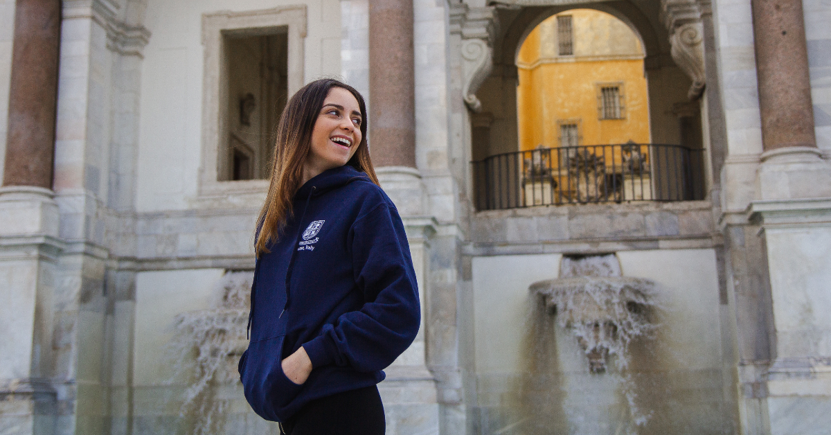 Student standing at the Fontana dell'Acqua Paola