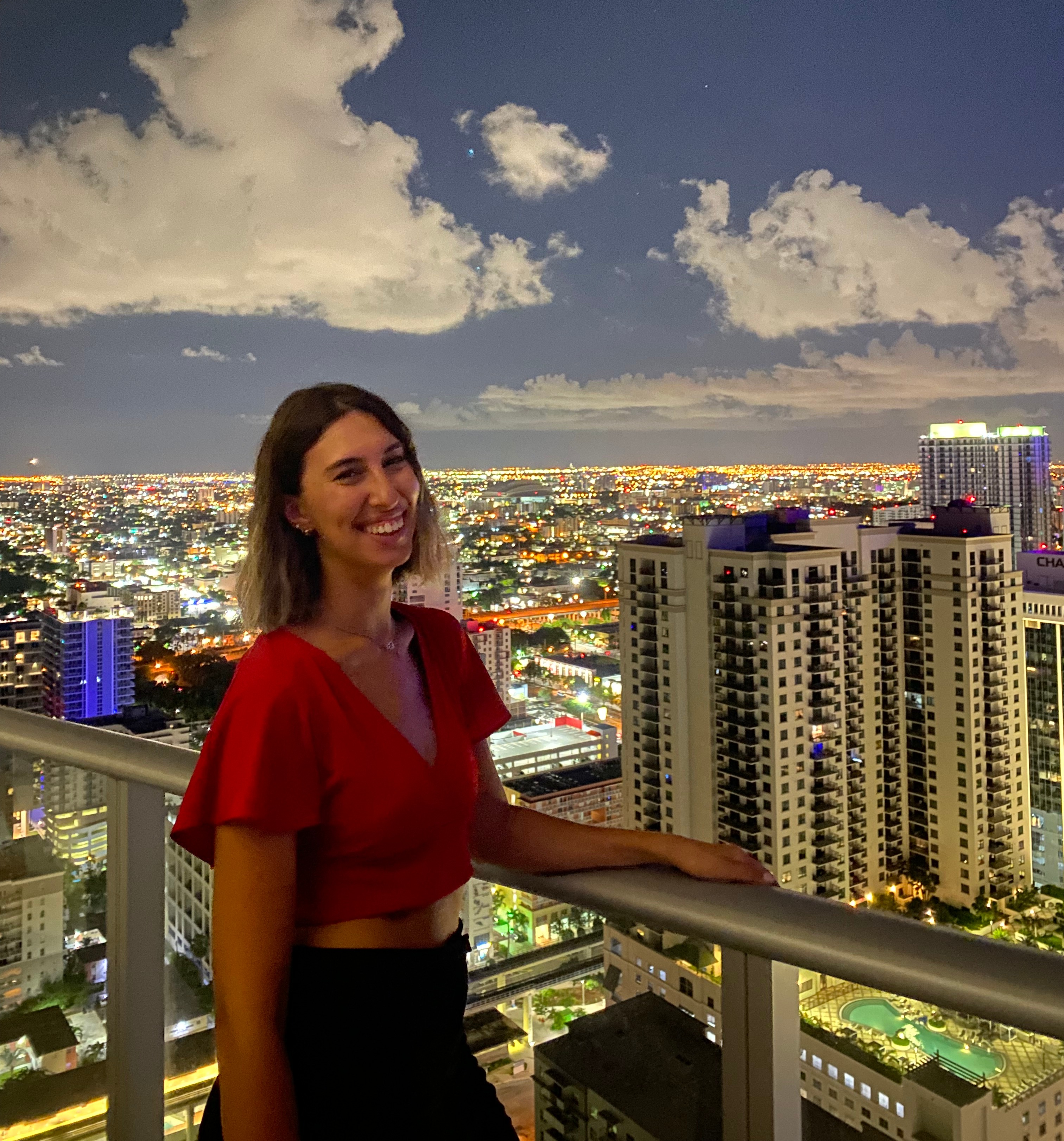 Ragazza con top rosso si affaccia ad una terrazza su Miami
