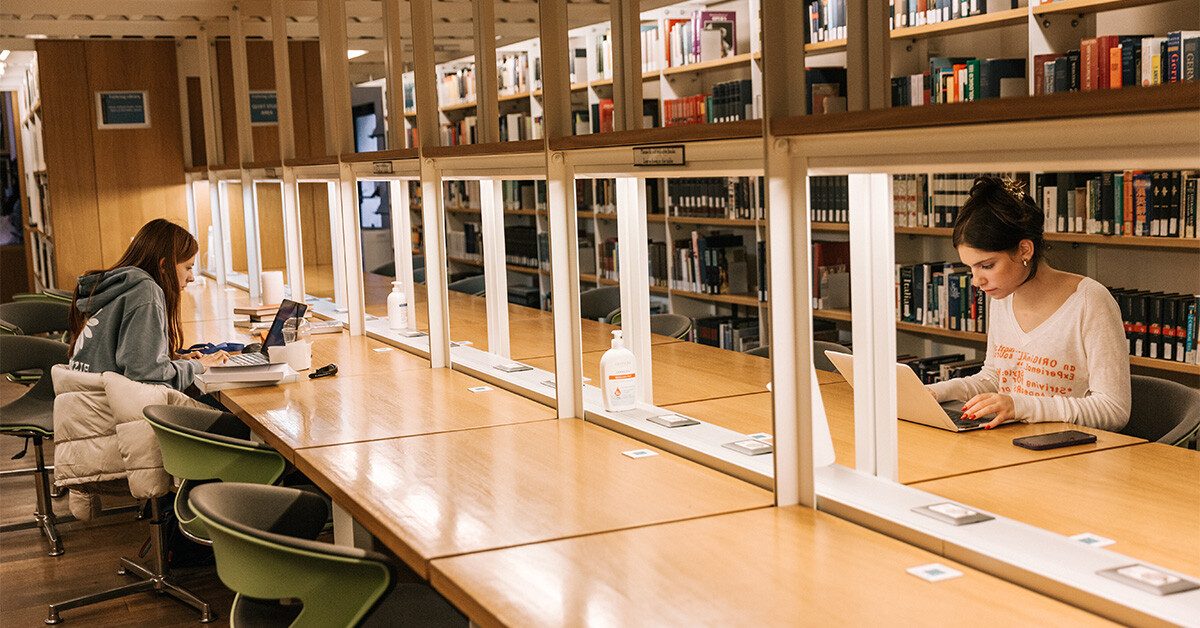 Students of our American university in Rome studying in the library