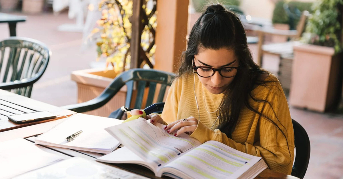 JCU student studying international affairs at our Rome university